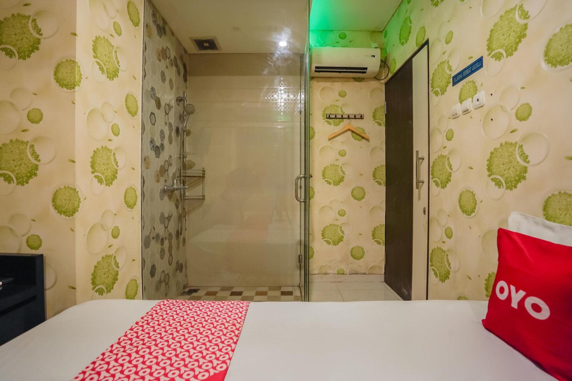 Super Oyo Capital O 92633 Spring Hotel Gubeng Сурабая Экстерьер фото