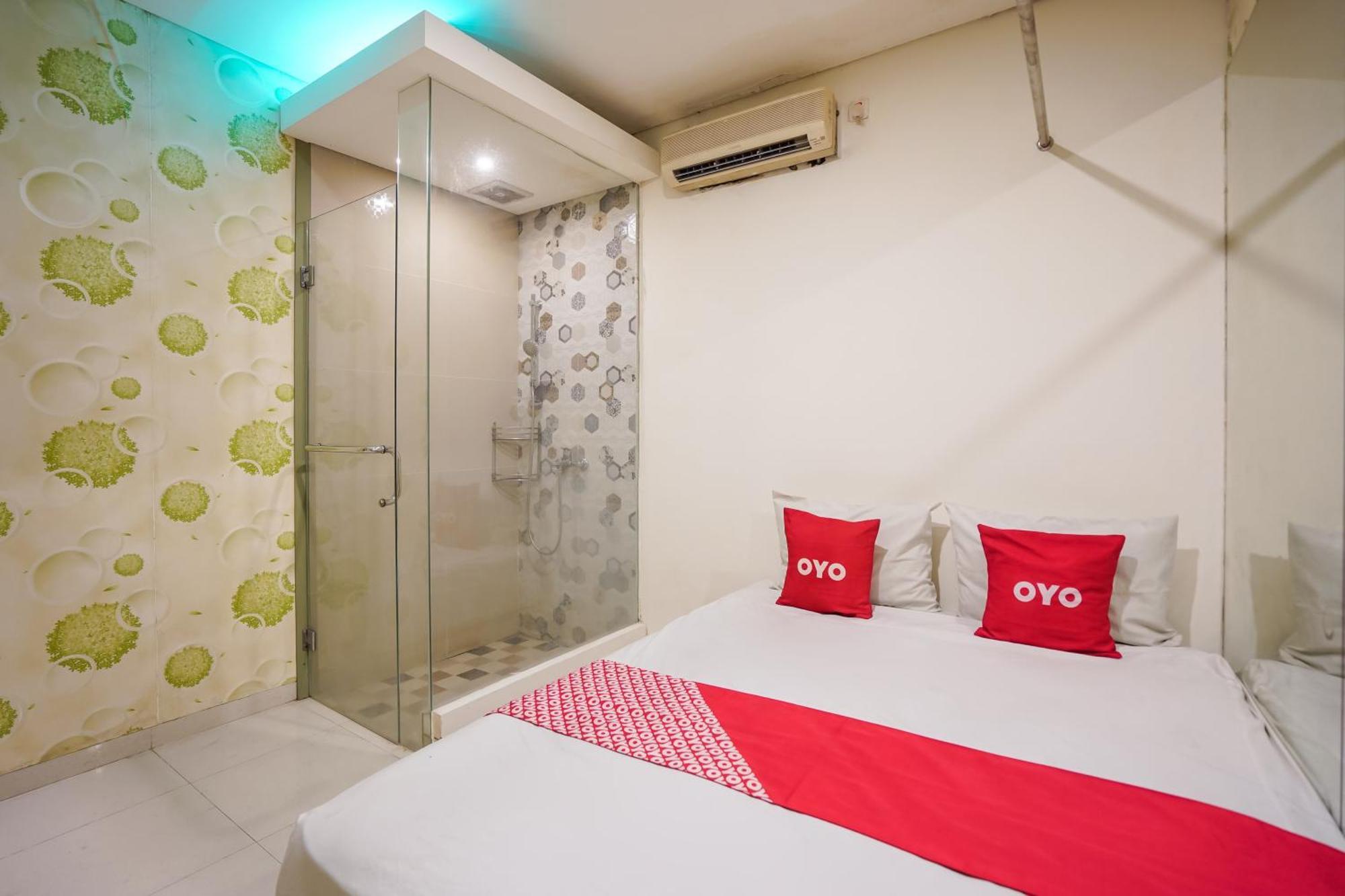 Super Oyo Capital O 92633 Spring Hotel Gubeng Сурабая Экстерьер фото