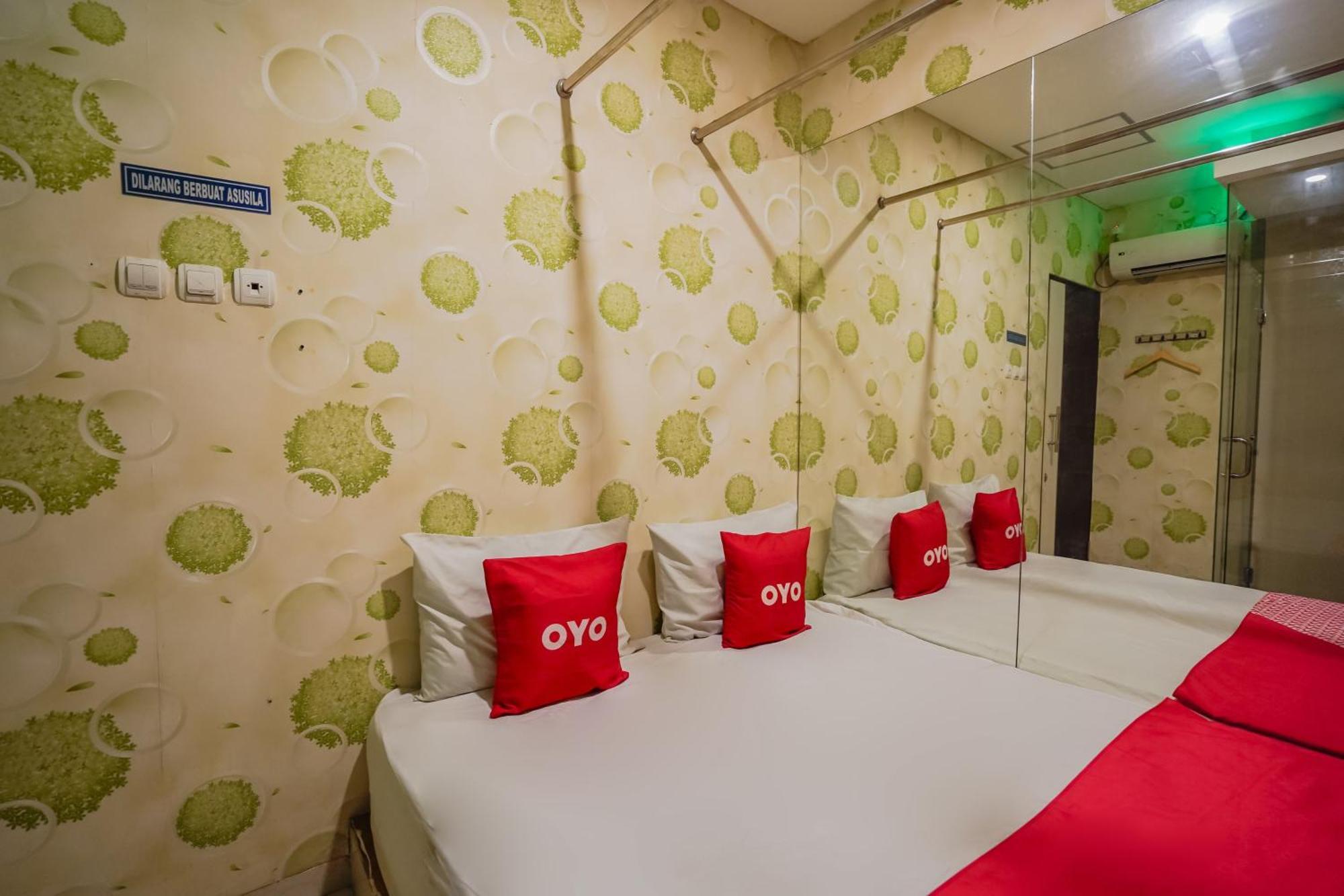 Super Oyo Capital O 92633 Spring Hotel Gubeng Сурабая Экстерьер фото