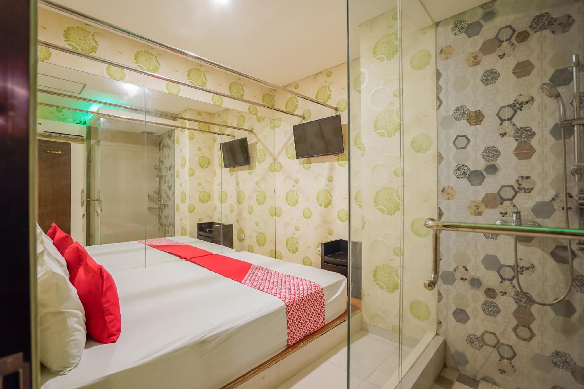 Super Oyo Capital O 92633 Spring Hotel Gubeng Сурабая Экстерьер фото