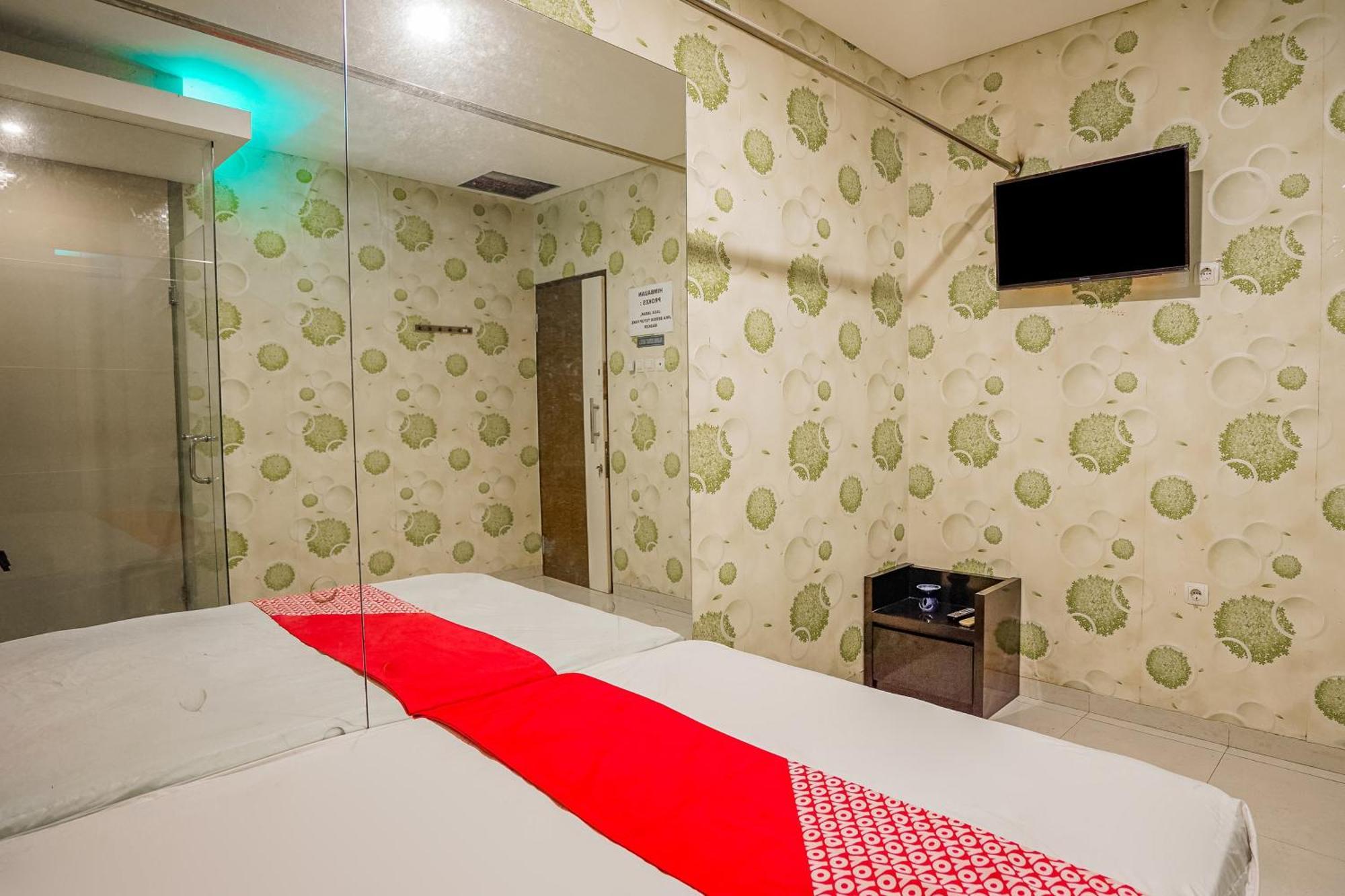 Super Oyo Capital O 92633 Spring Hotel Gubeng Сурабая Экстерьер фото